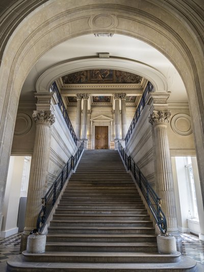 階段は、建築家シャルル・ルロン（1793-1861）とエドゥアール・デュボア（1795-1813）によるもので、1840年から1846年にかけて制作されました。天井には、フェリックス・ジョッブ・デュヴァル（1821-1889）が描いた「黎明期にアーカイブを取り付けるフランス」（1877年から1881年の間）が描かれています。ホテル・ドゥ・スービズ 作： Unbekannt