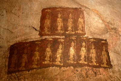 上座部仏教; 古代の壁画; 立仏釈迦牟尼。 ムドラ; バラダ; 願いを叶えるジェスチャー; タムパ洞窟; ノンタンで。 シェンクワン県; ラオス; 東南アジア; アジア 作： Unbekannter Künstler