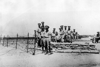 1924年11月、中国・天津（テンシン）。中国軍主馮玉祥(Feng Yu-hsiang, Feng Yu hsiang)の部隊による攻略を前に、国際租界の外にある駐屯地にいるイギリス兵 - 中国・天津(Tiantsin), Novem 作： William M. Timlin