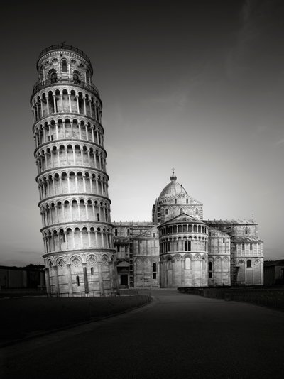 ピサの塔、ピサ、イタリア、2015年 (白黒写真) 作： Leopold Blonder