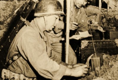 1943年、ルイジアナ州キャンプ・クレイボーンのコミュニケーション・ポストの軍隊（セピア写真） 作： Bartolome Esteban and studio Murillo