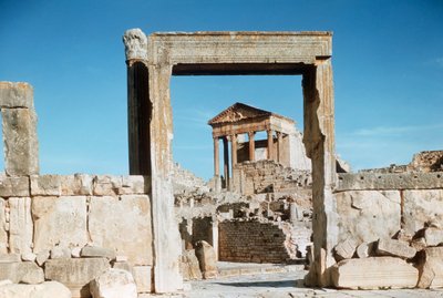 チュニジア、ダガ、Dar el Achebポータルから見たローマ時代のキャピトルの遺跡 作： Benjamin Baud