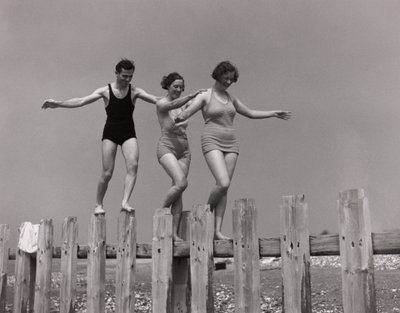 岩場を歩く二人の女性と男性（1930年代頃 作： Unbekannt