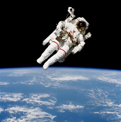 有人操縦装置を使用するブルース・マッキャンドレス米国宇宙飛行士 作： Unbekannt