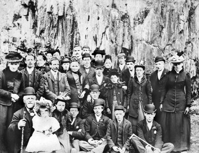 イギリス : A Group of People on An Outing.c1910 作： Unbekannt