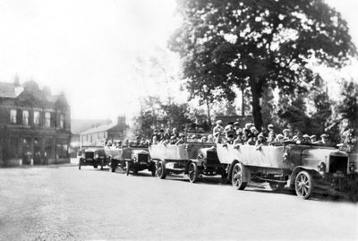 イギリス : タウンセンターに並ぶシャラバンクス。チェシャー州ポイントン、1925年 作： Unbekannt