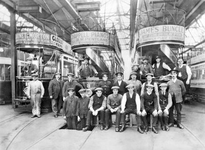 United Kingdom : オズワルド・ロードのトラム・デポに停車中のトラムと乗務員。キルカルディ、1910年頃 作： Unbekannt