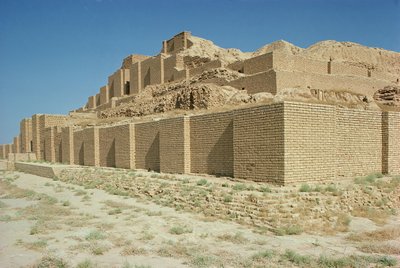 エラム人のウンタシュ＝ガル王が建設したジッグラトの南側からの眺め（前1265〜46年頃）（写真 作： Unbekannt