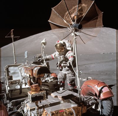ユージン・サーナン宇宙飛行士が船外活動中に月面探査車の横にいる様子。 作： Unbekannt