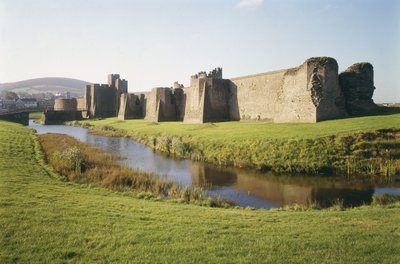 1268-77年に建設されたウェールズのグラモルガン、カーフィリー城の眺め（写真 作： Unbekannt