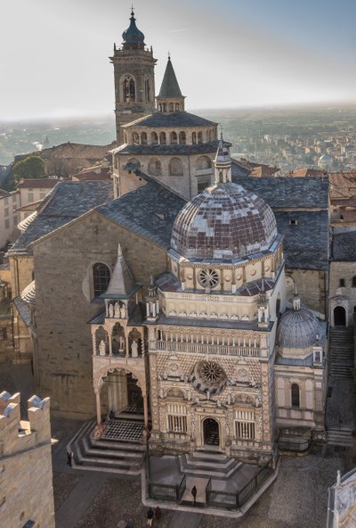 ドゥオーモ広場の眺め、アッパー ベルガモ、イタリア (写真) 作： Unbekannter Künstler