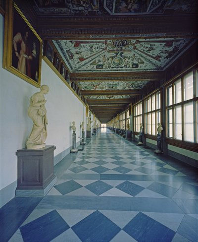 ヴァザーリ（1511-1574）とベルナルド・ブオンタレンティ（1531-1608）が設計した第1回廊の眺め 1560-80（写真 作： Unbekannt