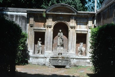庭園の眺め、ローマ時代の石棺と彫像のある噴水の詳細 作： Unbekannt