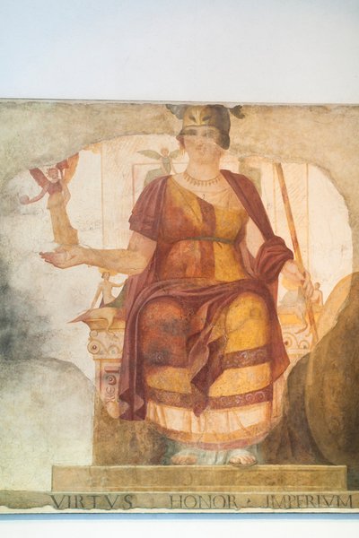 Seinäfresko, joka kuvaa istuvaa Venusta, integroituna Roomaan, niin kutsuttu Barberini-jumalattar, 400-luvun ensimmäinen neljännes Roomasta, Rooman kansallismuseo (museo nazionale romano), Rooma, Italia 作： Unbekannter Künstler