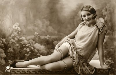 軽いドレスを着た女性、c。 1900年代初頭（ポストカード） 作： Alec Hunter