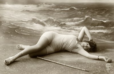 水着の女性、c。 1900年代初頭（ポストカード） 作： Alec Hunter