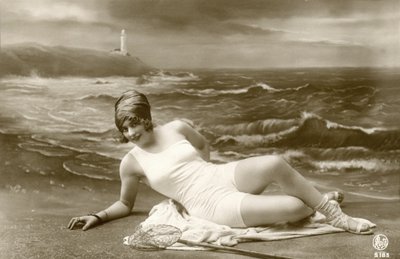 水着の女性、c。 1900年代初頭（ポストカード） 作： Alec Hunter