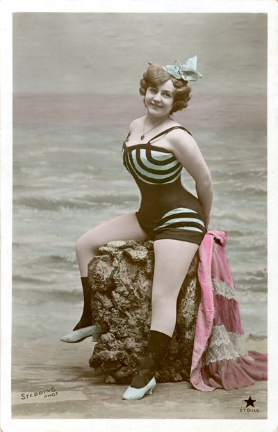 水着の女性、c。 1900年代初頭（ポストカード） 作： Alec Hunter