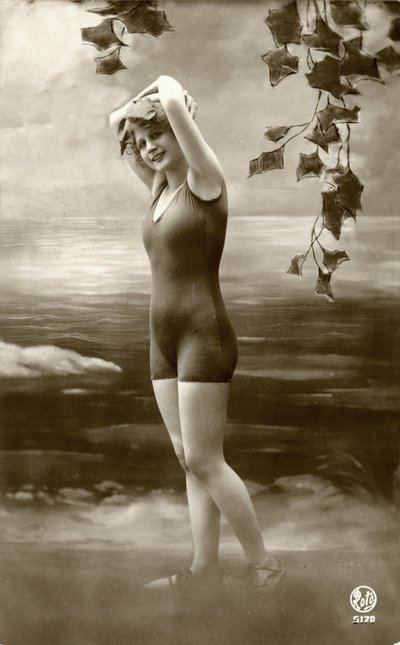水着姿の女性、c. 1900年代初頭（ポストカード） 作： Alec Hunter