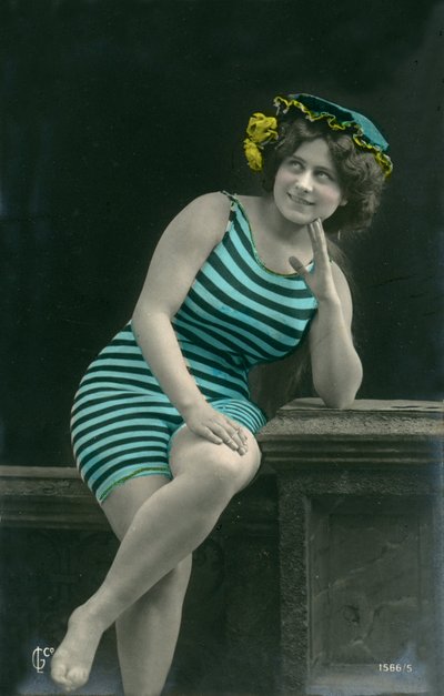 水着姿の女性、c. 1900年代初頭（ポストカード） 作： Alec Hunter