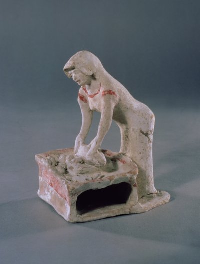 紀元前500年から475年頃のAulisのギリシャ語の正方形のスラブの上でパンをこねる女性（白いスリップと赤い顔料の粘土） 作： Unbekannt