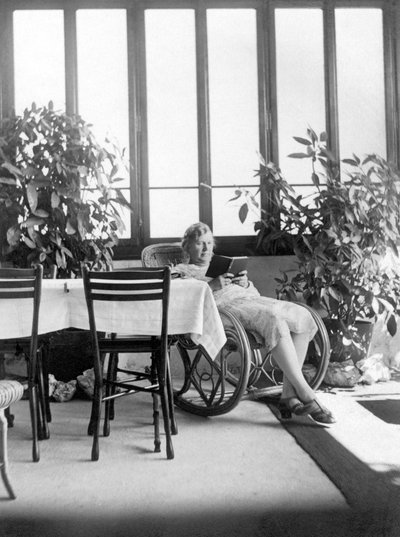 ロッキングチェアに座って本を読む女性。1915年頃 ドイツ 歴史的写真、読書する女性、1915年頃 作： Unbekannter Künstler