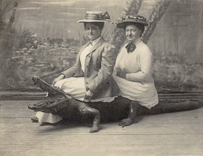 ワニのぬいぐるみに座る女性、1905年頃（白黒写真） 作： Unbekannter Künstler