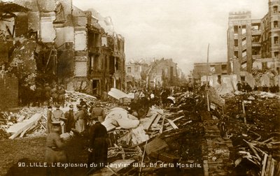 第1次世界大戦：1916年1月11日の爆発後のリール（絵葉書） 作： Unbekannter Künstler
