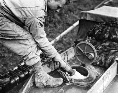 第二次世界大戦 (WWII) (1939-1945) - World War II (WWII or WW2):ノルマンディー（フランス）1944年夏。ガス貯蔵所で、GMCタンカーのタンクに燃料を補給する米輸送会社の兵士 作： Unbekannt