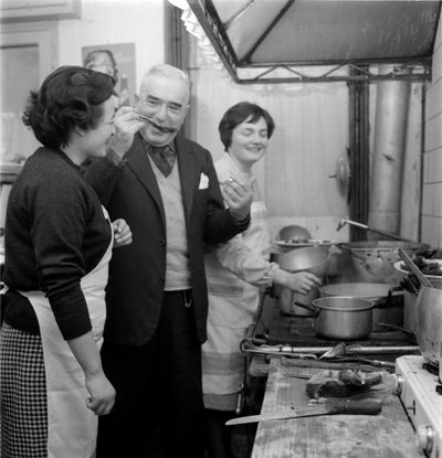 作家ジョバンニ・コミッソ、トレビーゾの自宅にて（キッチンで料理を味わう） - 1962年 作： Unbekannt