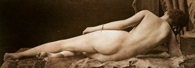 動物の皮の上に横たわる若い裸婦を背後から見る 作： Unbekannter Künstler