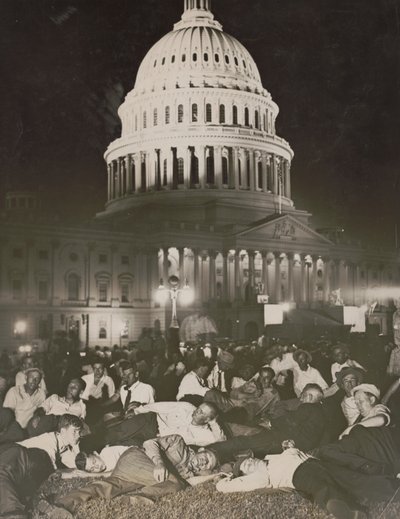 西部ボーナス軍が国会議事堂を包囲し、広場の芝生で夜を過ごす 作： Underwood and Underwood