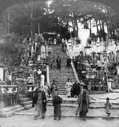 黒谷修道院近くの仏教の墓地、京都、日本、1904。 作： Underwood and Underwood