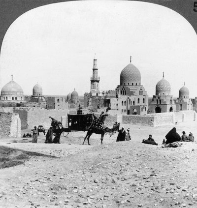 1905年、エジプトのカイロにある過ぎ去ったイスラム教の支配者の墓を通り抜ける砂漠の船。 作： Underwood and Underwood
