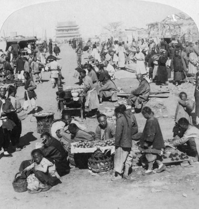1901年北京、北京、ドラムタワーに向かっているタルタル北部の都市の市場、1901 作： Underwood and Underwood