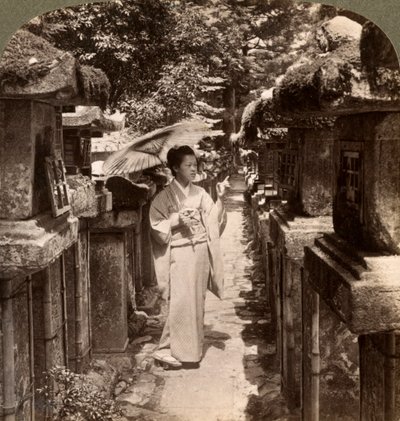 石灯籠を数える女性神道の信者、春日神社、奈良、日本、1904年。 作： Underwood and Underwood