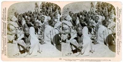 ボクサーの囚人は、1901年に中国の天津にある米国の第6騎兵隊に捕まり、連れて来られました。 作： Underwood and Underwood