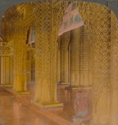 金と色で高価な装飾が施された仏教寺院の内部。モールメイン、ビルマ、1907。アーティスト：エルマーアンダーウッド、バートエリアスアンダーウッド。 作： Underwood and Underwood