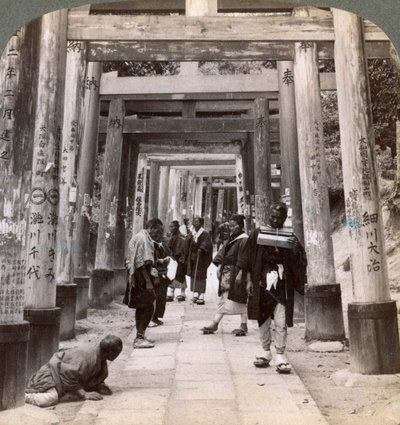 聖なる鳥居の長い列の下を行き来する、稲荷神社、京都、1904 作： Underwood and Underwood