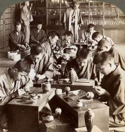 七宝焼き、京都、日本でデザインを作成する熟練した職人、1904年 作： Underwood and Underwood