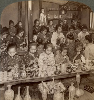 海外市場向けの陶器を飾る工場の女の子、京都、日本、1904 作： Underwood and Underwood