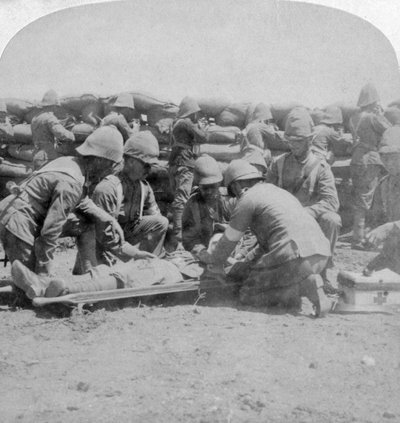 1900年2月、負傷した戦士への応急処置、ハニーネストクルーフの戦い、ボーア戦争、南アフリカ。 作： Underwood and Underwood