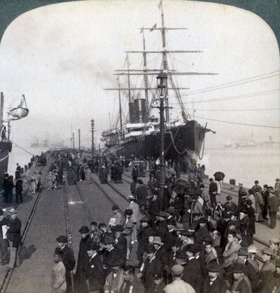 1904年に横浜で開催されたパシフィックメイルSSチャイナの横にある桟橋での新人への挨拶。 作： Underwood and Underwood