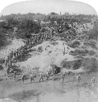 ロードロバーツ卿が1901年に南アフリカのプレトリアに進軍している間に歩兵がベト川を渡る。 作： Underwood and Underwood