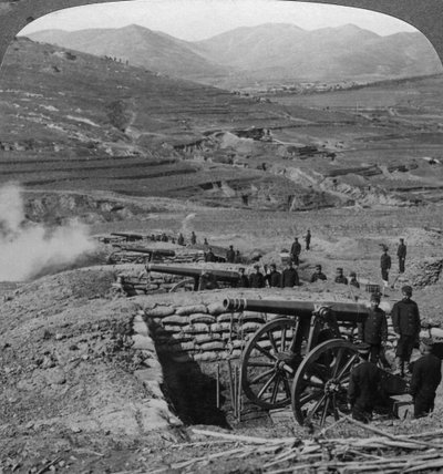 ロシアの砦で射撃された日本の砲台、ポートアーサーの包囲戦、日露戦争、1904-1905年。 作： Underwood and Underwood