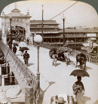 Looking west over the Kamo River Kamogawa at Shijo bridge, Kyoto, Japan, 1904. 作： Underwood and Underwood