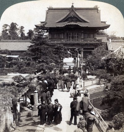 亀戸寺への玄関口、東京、日本、1904 作： Underwood and Underwood