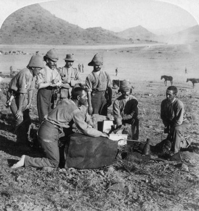 1900年、南アフリカのスリンガースフォンテイン、ボーア戦争で戦争用気球の1つにガスを作る。 作： Underwood and Underwood