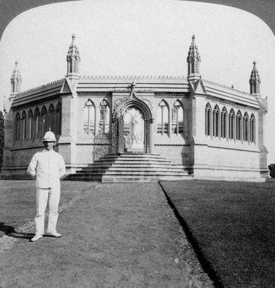 1903年、インドのコーンポアのインディアン反乱で殺害されたイギリスの女性と子供たちの記念碑。 作： Underwood and Underwood