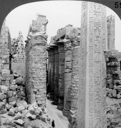 大ホールの中央通路とトトメス1世のオベリスク、1905年、エジプトのテーベ、カルナックにある寺院。 作： Underwood and Underwood